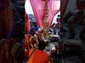 Индийский жрец дает наставления мололоженам