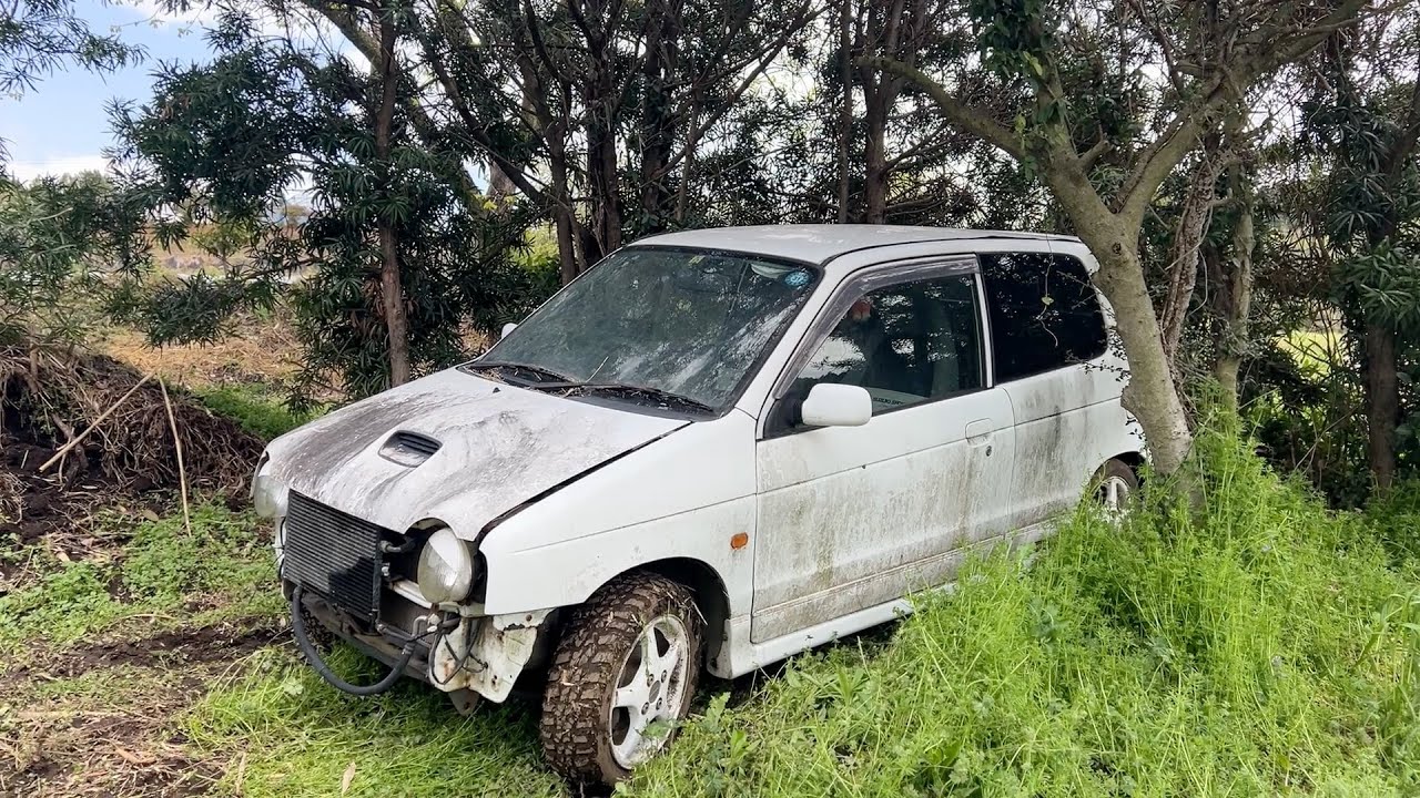 山の中に放置されていた車を洗車する