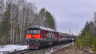 ТЭП70-0557 следует по перегону