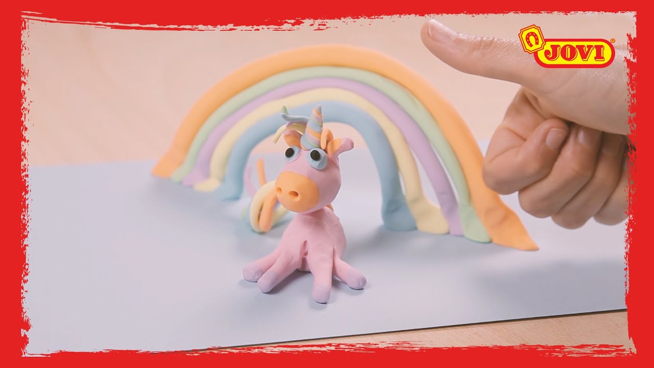 Licorne en pâte à modeler - les mains qui s'agitent