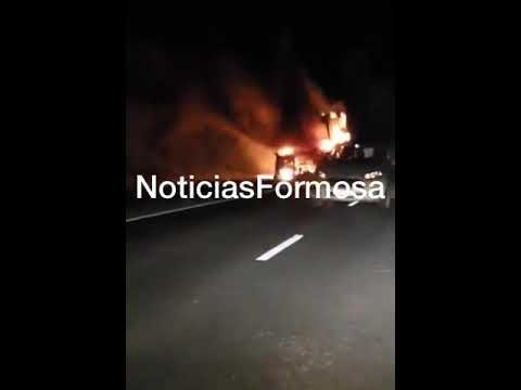 Se incendió un minibús en la R81