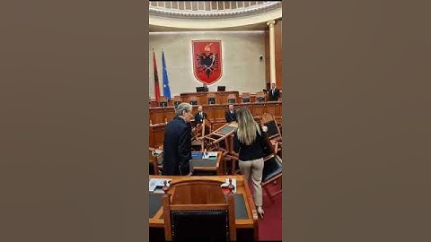 Kaos në Kuvend/ Deputetët e opozitës nisin ‘planin’, përmbysin karriget, ndërhyn Garda
