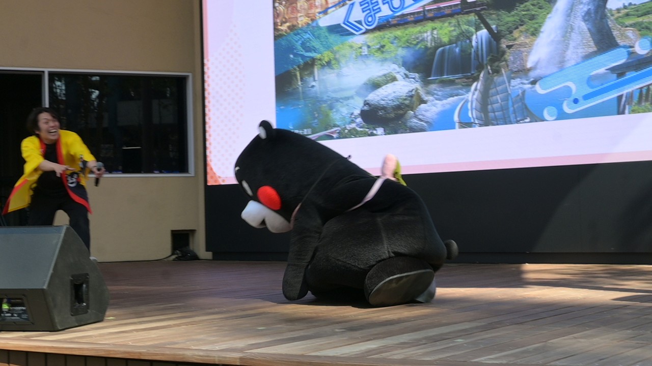 隙あらば、ステージから脱走してうまかもんを食べに行こうとするくまモンさん。（2026/03/07　文京区都市交流フェスタ2026）　#くまモン