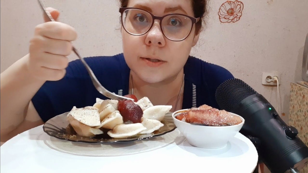 Мукбанг вареники с селёдкой/Он просто хотел отдохнуть, а она хотела его