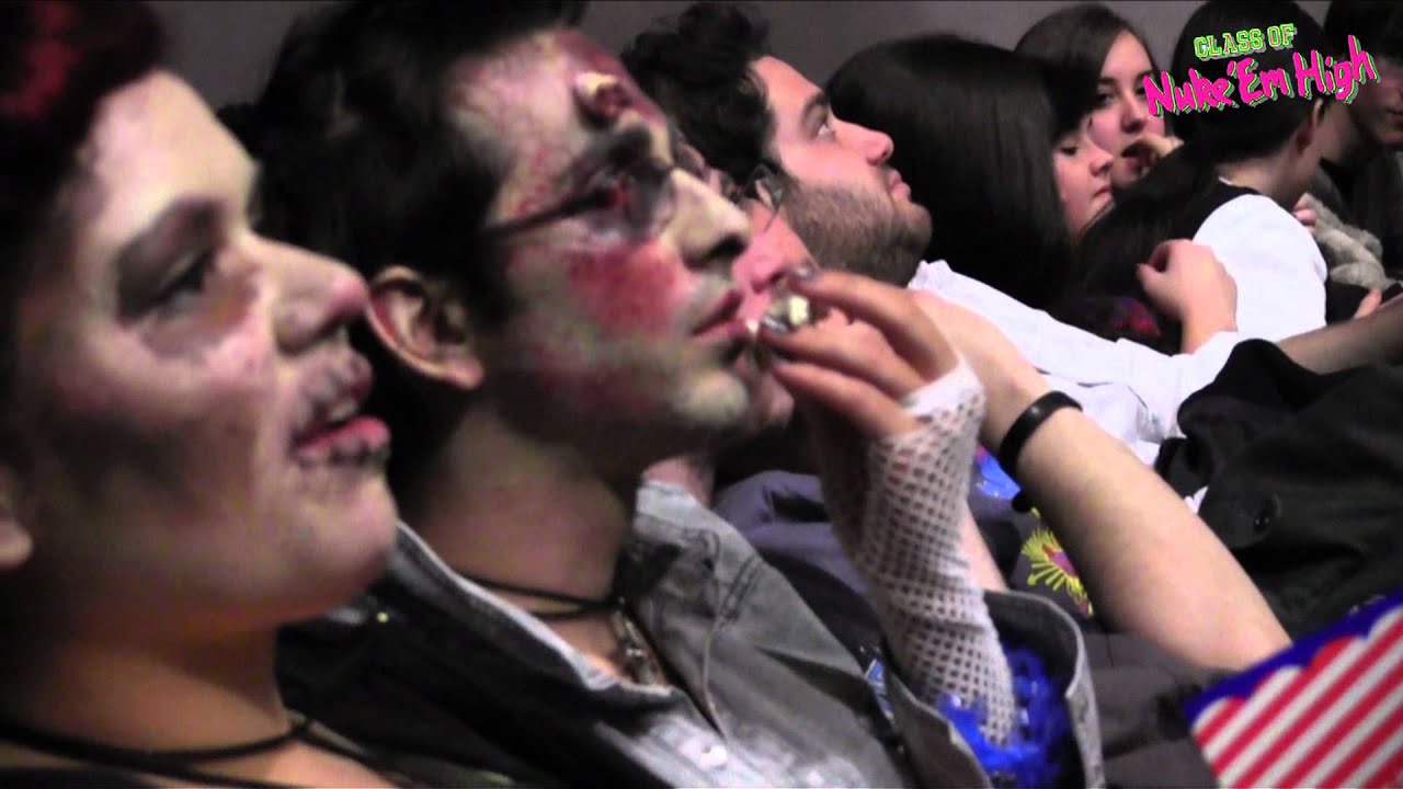 SEXTRELLA ASISTE A LA PREMIERE DE JUAN DE LOS MUERTOS PARA TROMA - YouTube