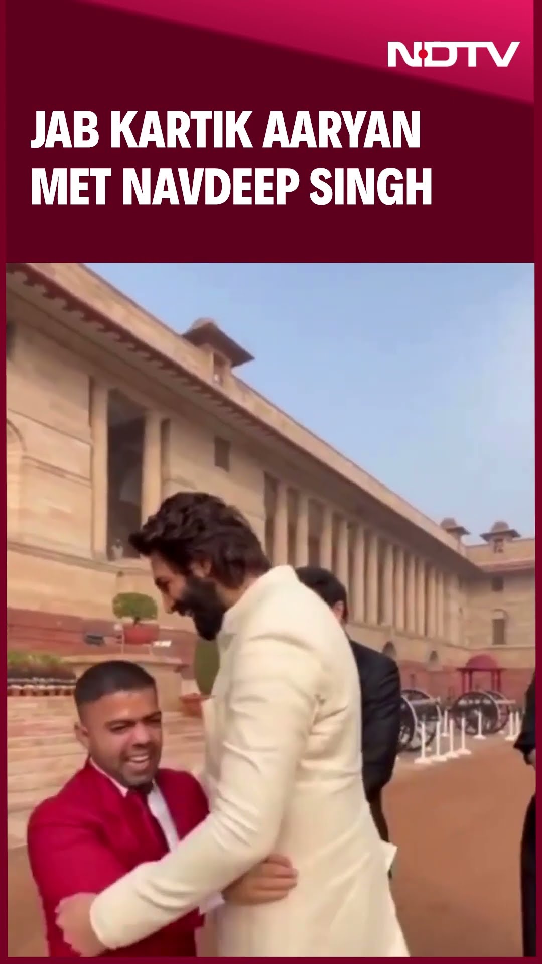 Kartik Aaryan Greets Paralympic Medalist Navdeep With A Hug At Arjuna Award Ceremony