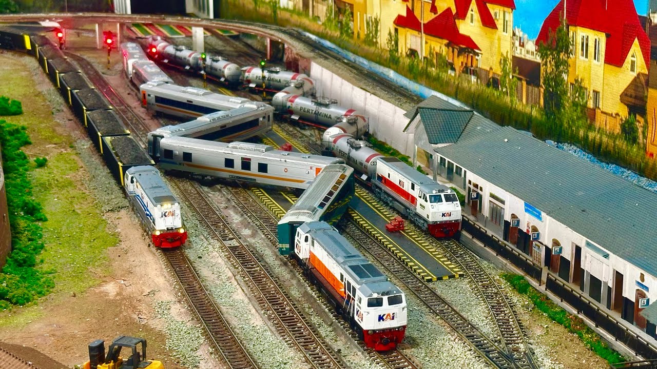 Kereta api Parahyangan anjlok terguling di persilangan Stasiun ditabrak KA Babaranjang & KLB Ketel