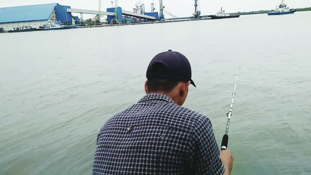Mancing di Pinggir Laut | Dapat Banyak