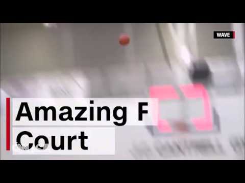 شاهد رمية خيالية من بداية الملعب إلى سلة الخصم في مباراة لكرة السلة