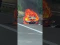 voiture en feu sur l&#39;autoroute et à proximité de Leuven  et Bruxelles E 40