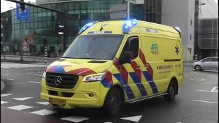 Politie ambulance Sanquin en ovd-g met spoed Door Rotterdam