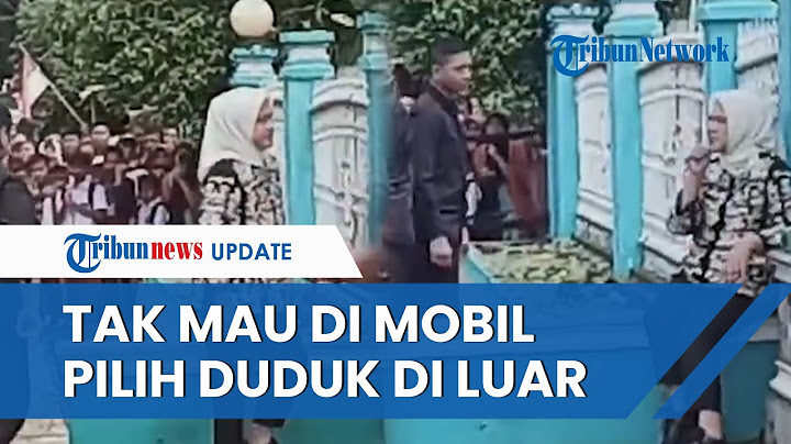 Momen Romantis Ibu Iriana Duduk di Depan Masjid Tunggu Jokowi Salat Jumat, Gayanya Jadi Sorotan