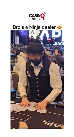 A Korean Texas Hold'em dealer with insane skills 🤯 #texasholdem #casino