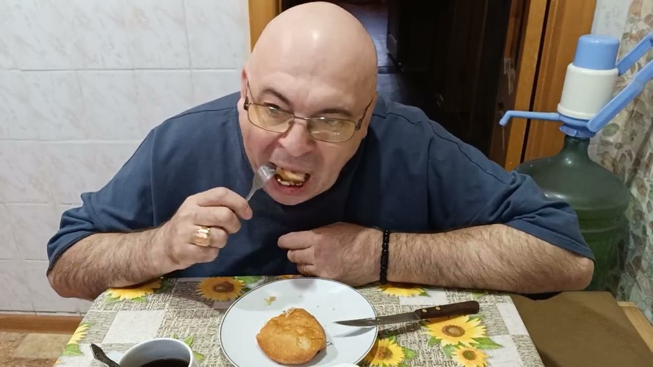 Мукбанг. Пирожки с капустой, сыр с белыми грибами и кофе. Легенды Лондона.