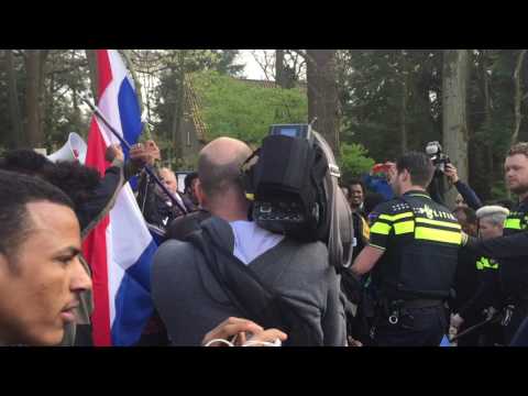 Eritrese demonstranten bestormen de auto van een diplomaat in Veldhoven