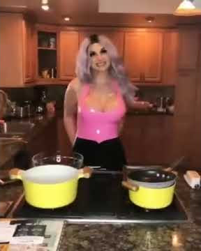 BAILEY JAY EN LA COCINA ENSEÑANDO SUS TTAS