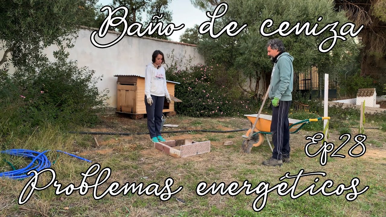 Hacemos un baño de CENIZA para GALLINAS. Problemas en el sistema fotovoltaico aislado. Ep28.
