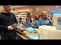 Kinderen op de werkvloer van de albert heijn in asten