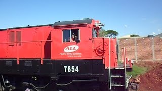 Trem da ALL C30 7 7654 liderando a composicao