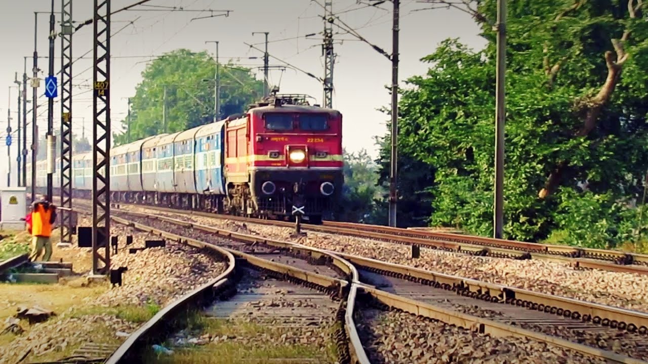 "High Speed Encounter" BRC Red Bull at MPS meets GZB WAP-1 "RAJHANS" at 110 kmph flat !!!