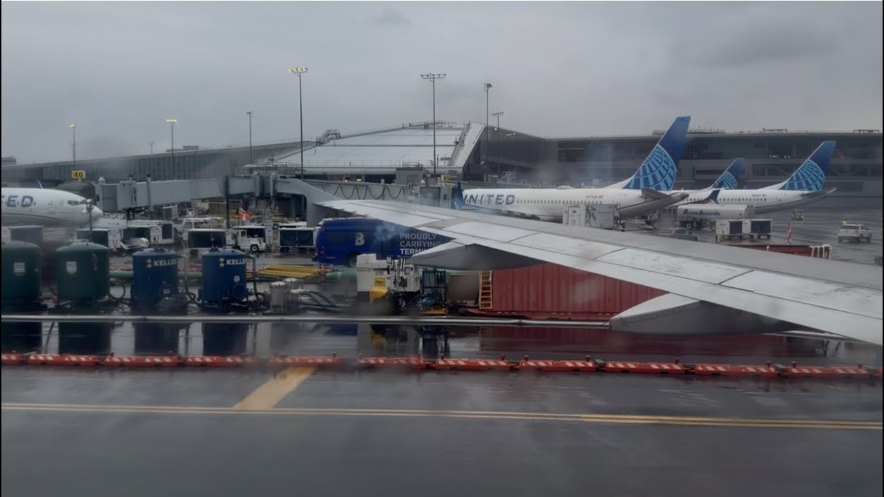 American Airlines Airbus A319 foggy landing and taxi New York LaGuardia (LGA) from Chicago O'Hare 