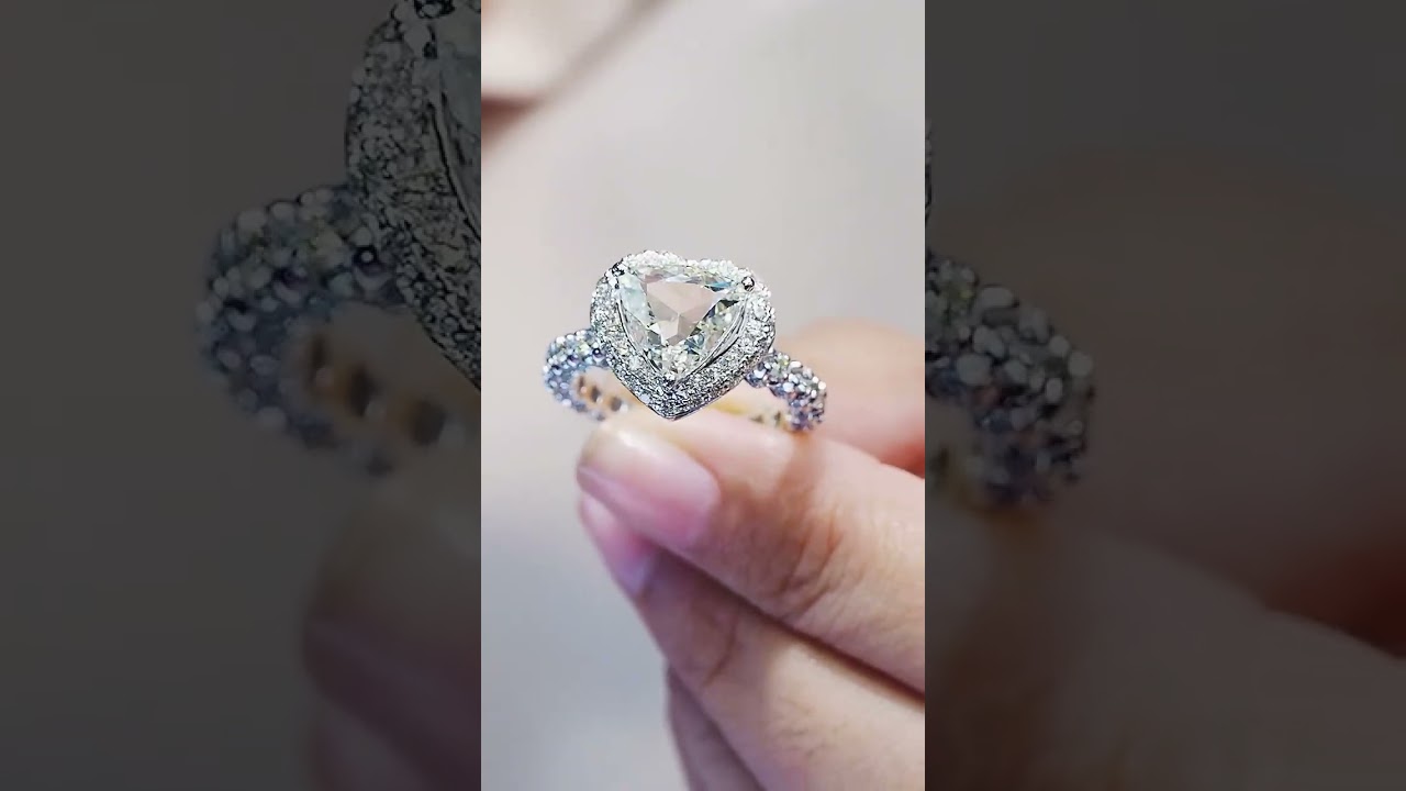 แหวนเพชรแท้ Trilliant cut 3.00 กะรัต เป็นเพชรสามเหลี่ยม   