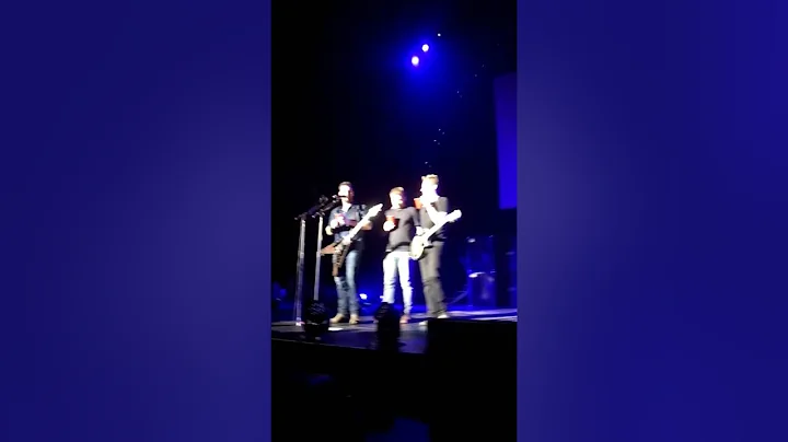 Nickelback in Prague, Ryan sings the beggining of ...