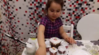 Lady Tamilla украшает пасхальный кулич.Lady Tamilla decorates an Easter cake