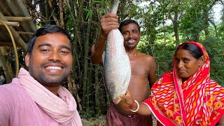 গ্রামের এক দাদা বৌদির হাতের দারুন স্বাদের ইলিশ মাছ রান্না খাওয়া | Sorshe Illish Recipe | villfood