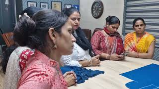 ऑफलाइन क्लास में सिखाया डिजाइनर ब्लाउज