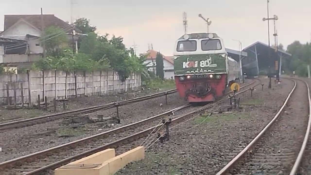 Kereta api commuter line supas ke surabaya