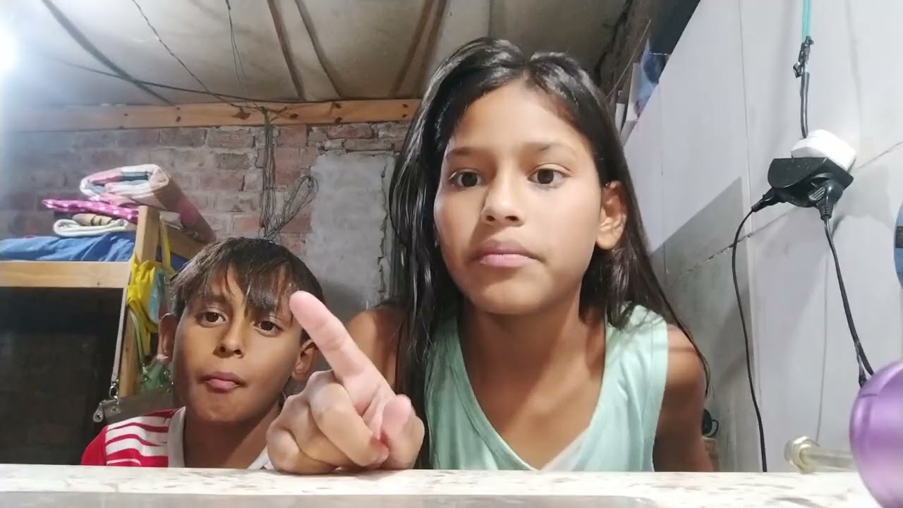 Los hermanos mostrando los útiles escolares para para el para el colegio de mañana