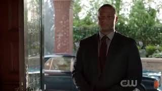 Oliver meets John diggle in earth 2 arrow season 8 episode 1
