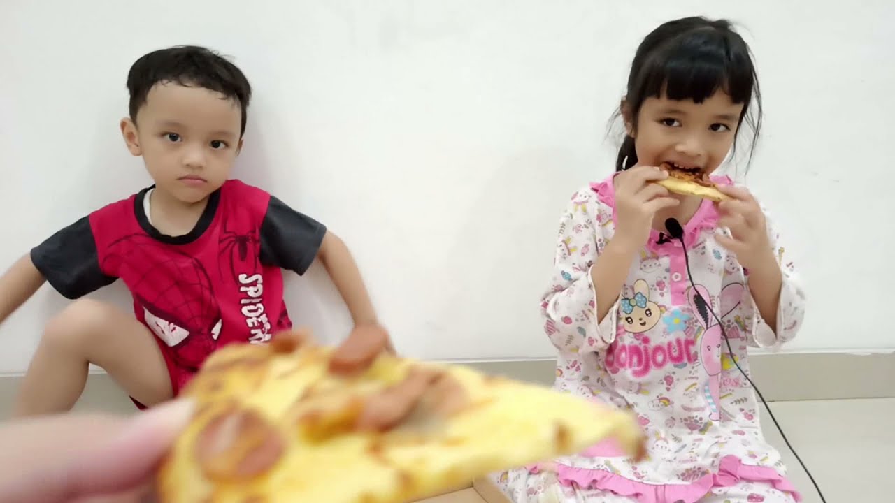 Makan Pizza Promo  Double 75 000 saja anak  anak  suka 