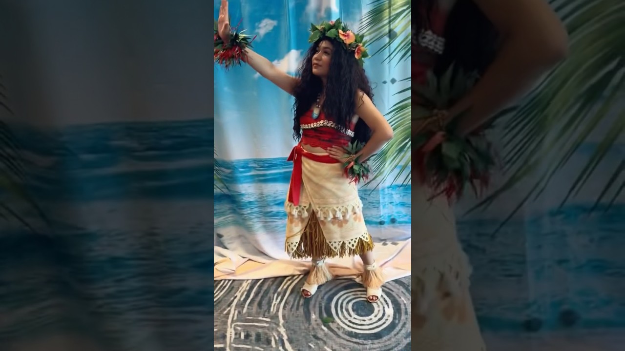 Shake my hand in character Disney edition 🤩 #disneyprincesscosplay #disneycosplay #shakemyhand