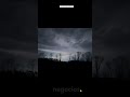 Espectaculares relámpagos captados sobre el río durante la tormenta