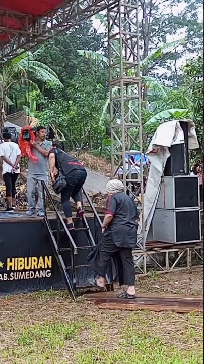 Ceu Piah Naek Panggung Di Hajatan Ohang