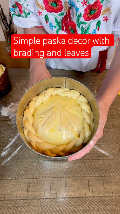 Simple paska decor with beautiful braiding and leaves #baking #paska #easter #jesus #risensavior