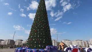 Ташкент готовится встретить Новый год. Две самые большие елки в городе уже наряжены. Видеорепортаж