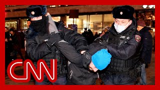 Russian police arrest anti-war protestors in Moscow