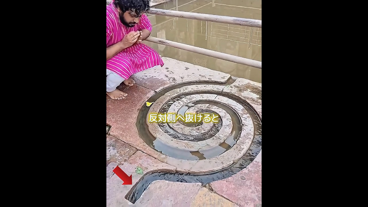 細い水路に花を浮かべた後、願い事をしてみてください！