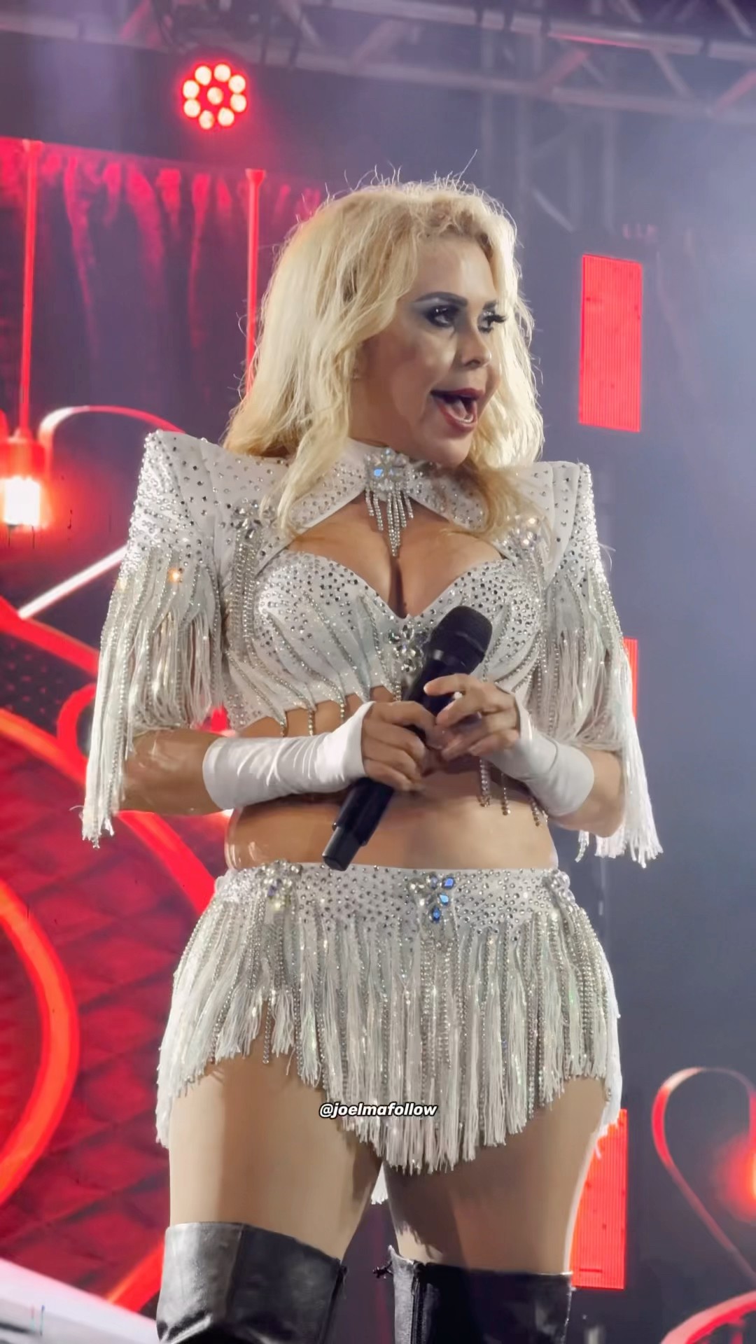 Joelma canta Imagino com figurino lindíssimo