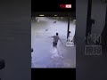 小心！浅水也会溺水 #女子积水路段跌倒多次尝试站立未能成功 幸得路人出手相助