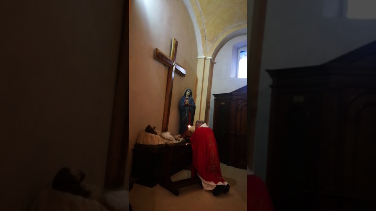 Ai Tuoi Piedi O Bella Madre Testo