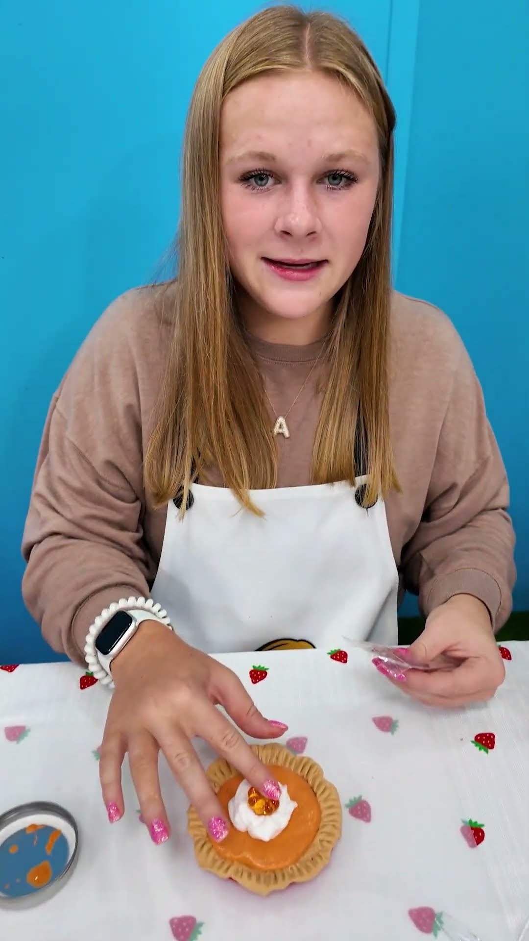 Assistant Makes Some Fun Pumpkin Slime Pie for the Holidays #FamilyFun #DIY #SlimeCraft