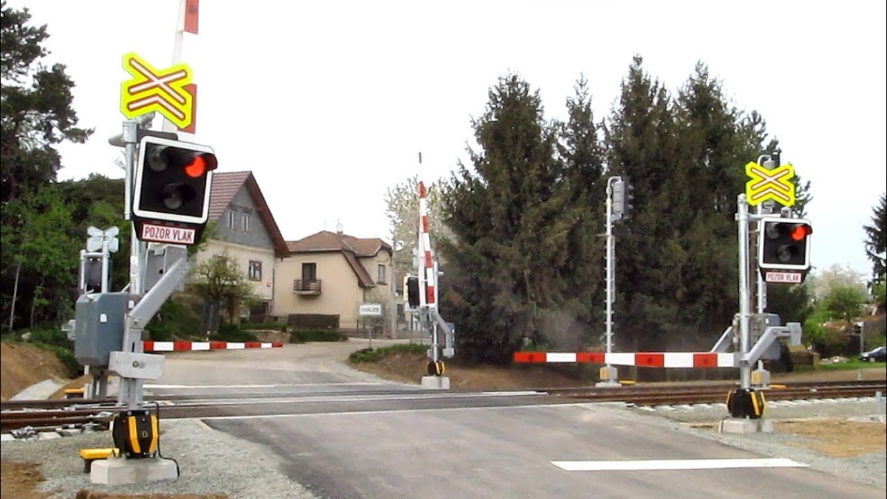 Přejezd v žst. Kralice n/O. s mech. závorami (8/2017) vs. s AŽD97 + 