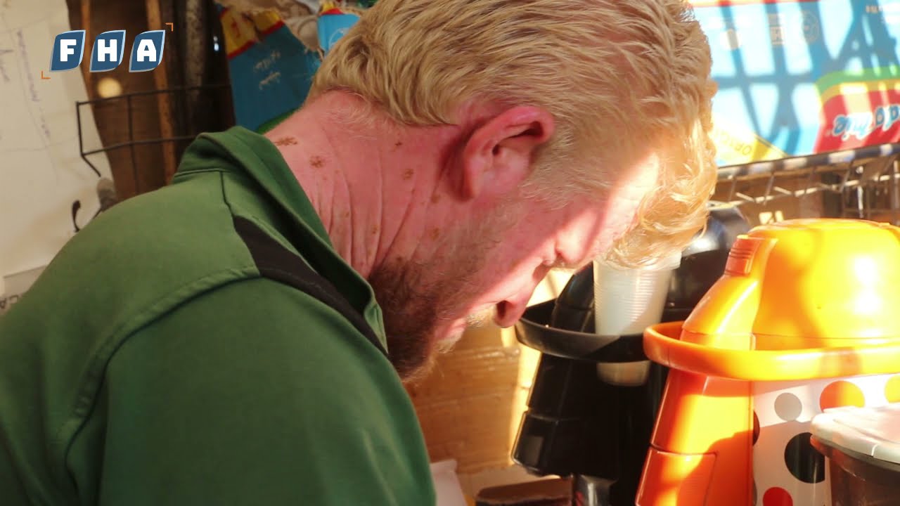 تحدى مرضه ولم يستسلم | أنس من قرية عين الحمرا مصاب بمرض البهاق يفتتح استراحة صغيرة عند مدخل قريته