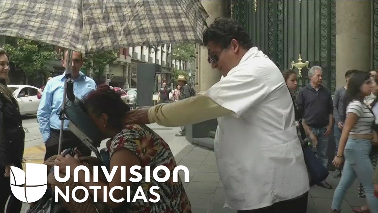 Unos 100 invidentes trabajan como masajistas en las calles de Ciudad de México