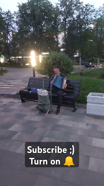 🎹 Old man is playing on accordion in the streets of Russia 🇷🇺 Live music in Yaroslavl #travel #music