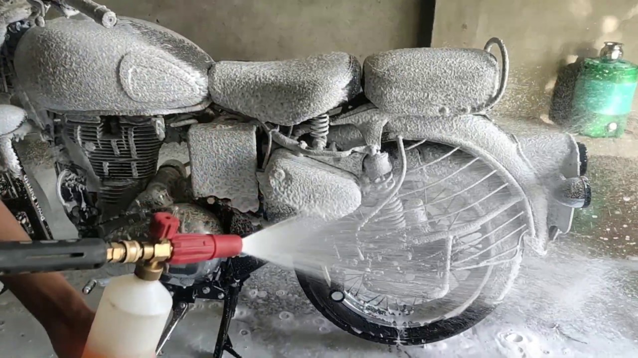 Royal Enfield Classic 350 Amazing Foam Wash... How to Wash A Bike